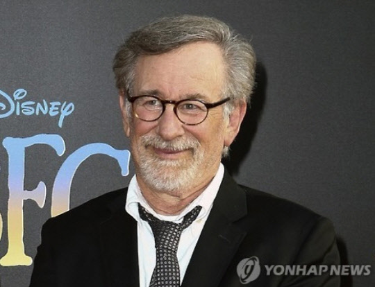 월스트리트저널은 10일 (현지시간) 애플이 할리우드 명장 스티븐 스필버그 감독이 이끄는 NBC유니버설 자회사 유니버설 텔레비전과 TV영화 '어메이징 스토리' 공동 제작에 합의했다고 보도했다. 스티븐 스필버그 감독 <연합뉴스 제공>